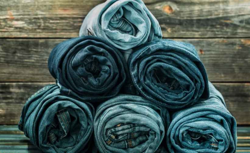 How to Match Ankara Scarf Colors With Denim